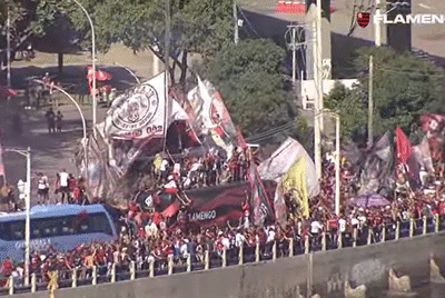Torcida do Flamengo celebra em AeroFla antes de embarque para final da Libertadores