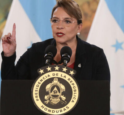 Trump endurece política externa e migratória com ameaças à Venezuela e cortes a imigrantes