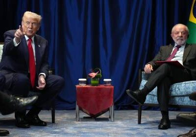 Trump recua diante do Brasil enquanto Bolsonaro observa preso