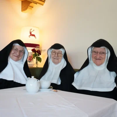 Três freiras voltam a convento austríaco, mas devem abandonar redes sociais