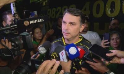 Vigília em apoio a Bolsonaro reúne aliados e gera confusão durante pregação