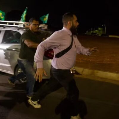 Vigília evangélica por Bolsonaro termina em confusão após discurso contra ele