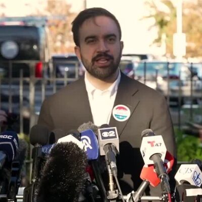 Zohran Mamdani vota em Nova York e rejeita intimidação de Trump