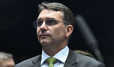 49% acreditam que Flávio Bolsonaro manterá candidatura até o fim