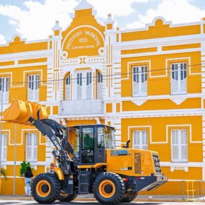 Prefeitura de Currais Novos entrega pá carregadeira para fortalecer ações no campo