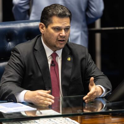 Alcolumbre adia sabatina de Jorge Messias no Senado por falta de mensagem presidencial