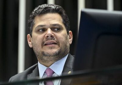 Alcolumbre resiste a indicação de Jorge Messias para o STF em disputa política