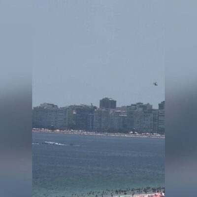 Avião ultraleve cai no mar em Copacabana, RJ, com buscas em andamento