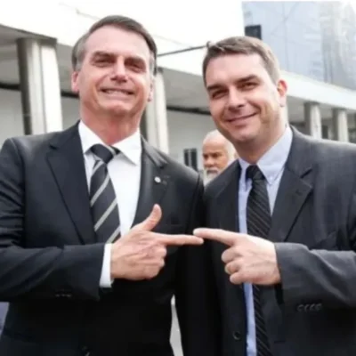 Bolsonaro confirma Flávio como pré-candidato à Presidência em carta manuscrita