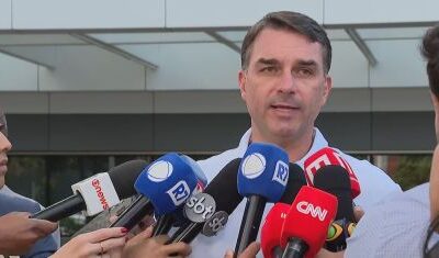 Bolsonaro confirma pré-candidatura de Flávio por meio de carta escrita na prisão