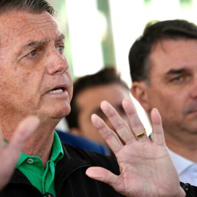 Bolsonaro lê carta antes de cirurgia e indica Flávio à Presidência em 2026