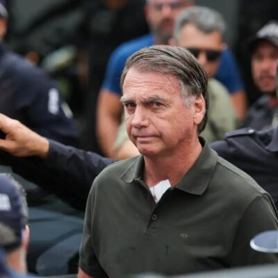 Bolsonaro passa por cirurgia de hérnia e está em recuperação com familiares