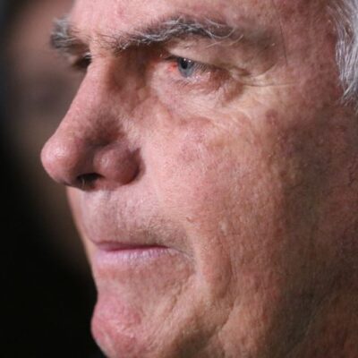 Bolsonaro passa por terceira cirurgia para bloquear nervo após crise de soluços