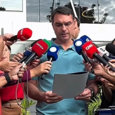 Bolsonaro reafirma apoio a Flávio como candidato à Presidência em carta escrita no hospital