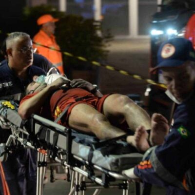 Bombeiro é socorrido durante combate a incêndio em prédio de BH