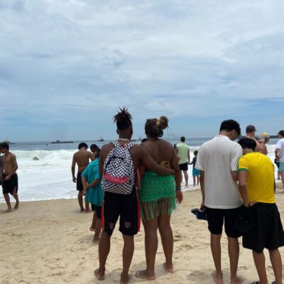 Bombeiros buscam menino desaparecido no mar de Copacabana durante ressaca