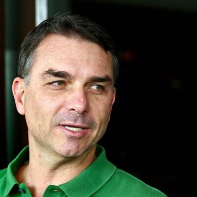 Caciques do centrão consideram provável permanência de Flávio Bolsonaro na disputa presidencial