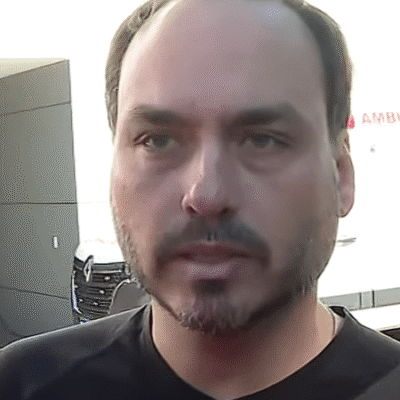 Carlos Bolsonaro acompanha internação do pai em hospital de Brasília