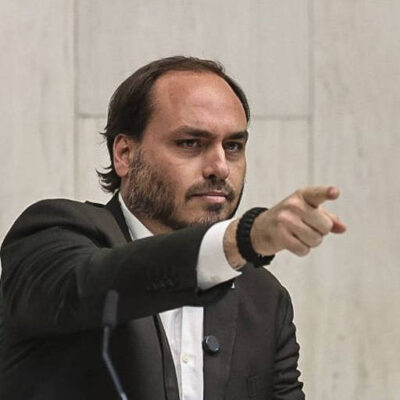 Carlos Bolsonaro confirma indicação de Flávio para Presidência e critica reação do mercado