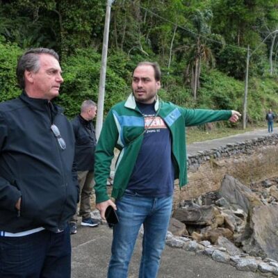 Carlos Bolsonaro e Michelle revezam monitoramento pós-cirúrgico de Jair Bolsonaro