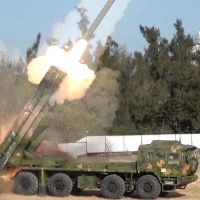 China lança 27 foguetes em águas perto de Taiwan durante exercício militar