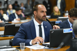 Câmara decide cassar mandatos de Eduardo Bolsonaro e Alexandre Ramagem