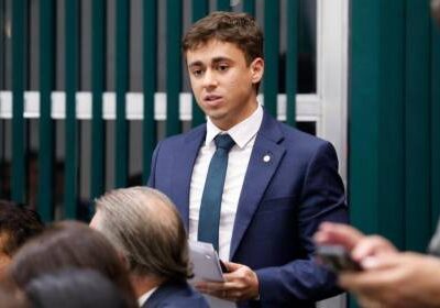 Deputado Nikolas Ferreira critica campanha das Havaianas com Fernanda Torres