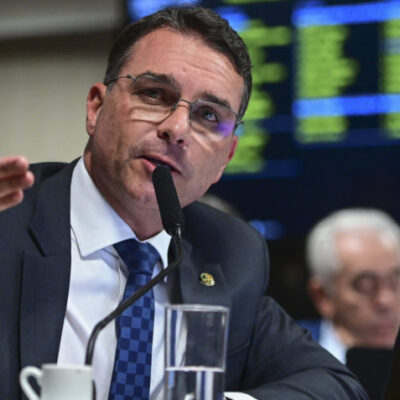 Dólar sobe para R$ 5,43 após confirmação de Flávio Bolsonaro como candidato à Presidência