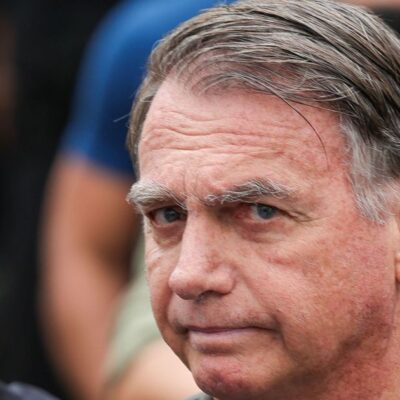 Equipe médica avalia novo procedimento para conter soluços de Bolsonaro