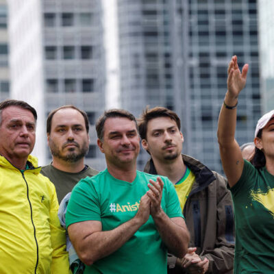 Filhos de Jair Bolsonaro criticam postura autoritária de Michelle Bolsonaro