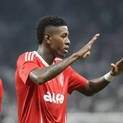 Flamengo melhora oferta e avança na negociação pelo zagueiro Vitão