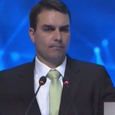 Flávio Bolsonaro anuncia pré-candidatura e vídeo de desmaio em debate de 2016 ressurgem