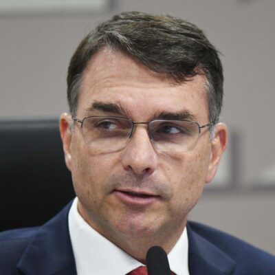 Flávio Bolsonaro comenta conflito familiar e visita o pai na PF