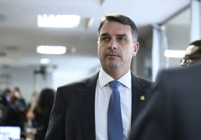 Flávio Bolsonaro destaca gesto de Trump pela anistia após retirada de sanções