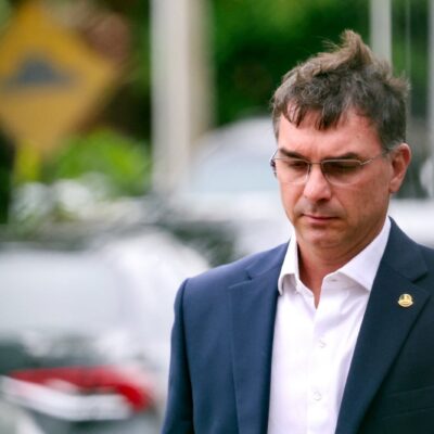 Flávio Bolsonaro pede desculpas a Michelle e evita novos conflitos no PL