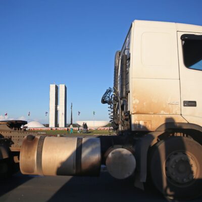 Greve de caminhoneiros mobiliza pautas políticas e divide categoria em 2025