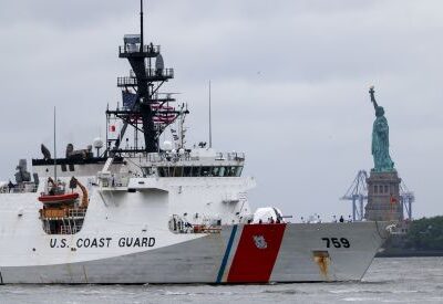Guarda Costeira dos EUA aguarda reforços para apreender petroleiro vinculado à Venezuela