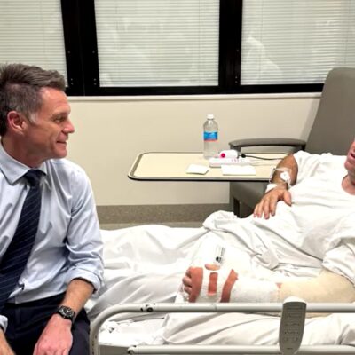 Herói que desarmou atirador em atentado em Sydney surge após cirurgia