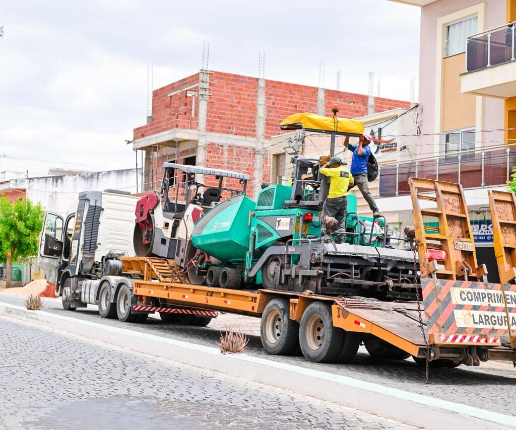 Currais Novos recebeu nesta quinta-feira (18) máquinas para início das obras na Avenida Getúlio Vargas
