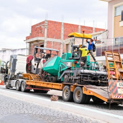 Currais Novos recebeu nesta quinta-feira (18) máquinas para início das obras na Avenida Getúlio Vargas