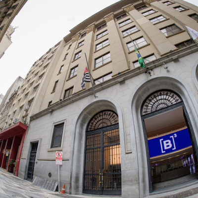 Ibovespa cai 4,31% e registra maior queda em quase 4 anos