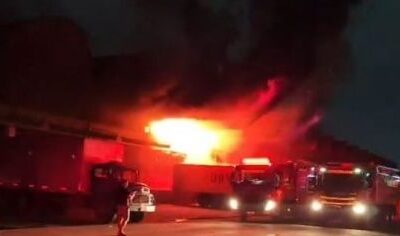 Incêndio atinge pavilhão da Ceasa no Rio com grande operação dos bombeiros