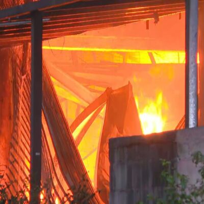 Incêndio de grandes proporções atinge Ceasa em Irajá, Rio de Janeiro