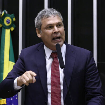 Líder do PT defende decisão de Gilmar sobre impeachment de ministros do STF