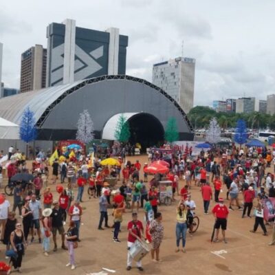 Manifestantes iniciam ato em Brasília contra anistia a condenados por tentativa de golpe