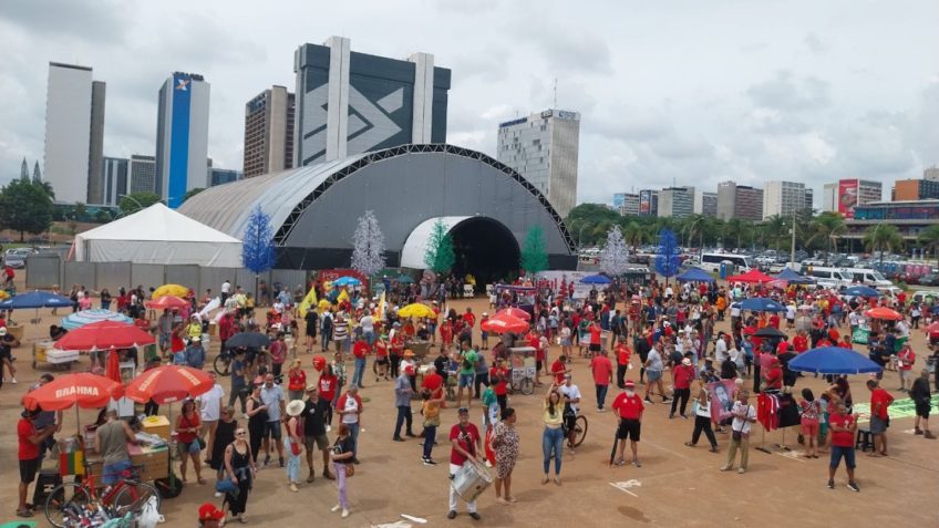 Manifestantes iniciam ato em Brasília contra anistia a condenados por tentativa de golpe