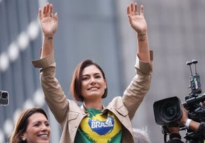 Michelle Bolsonaro se fortalece após crise no clã com prisão de Jair Bolsonaro