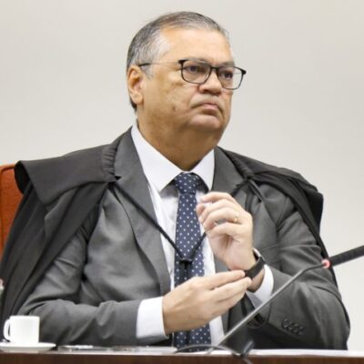Ministro do STF critica Câmara por manter mandato de Carla Zambelli após condenação
