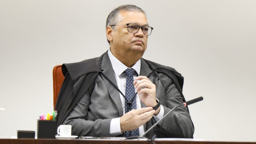 Ministro do STF critica Câmara por manter mandato de Carla Zambelli após condenação