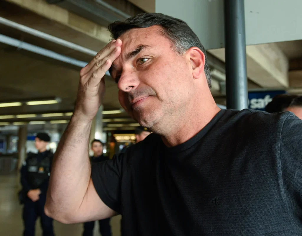 Ministros do STF surpreendem-se com candidatura de Flávio Bolsonaro à Presidência